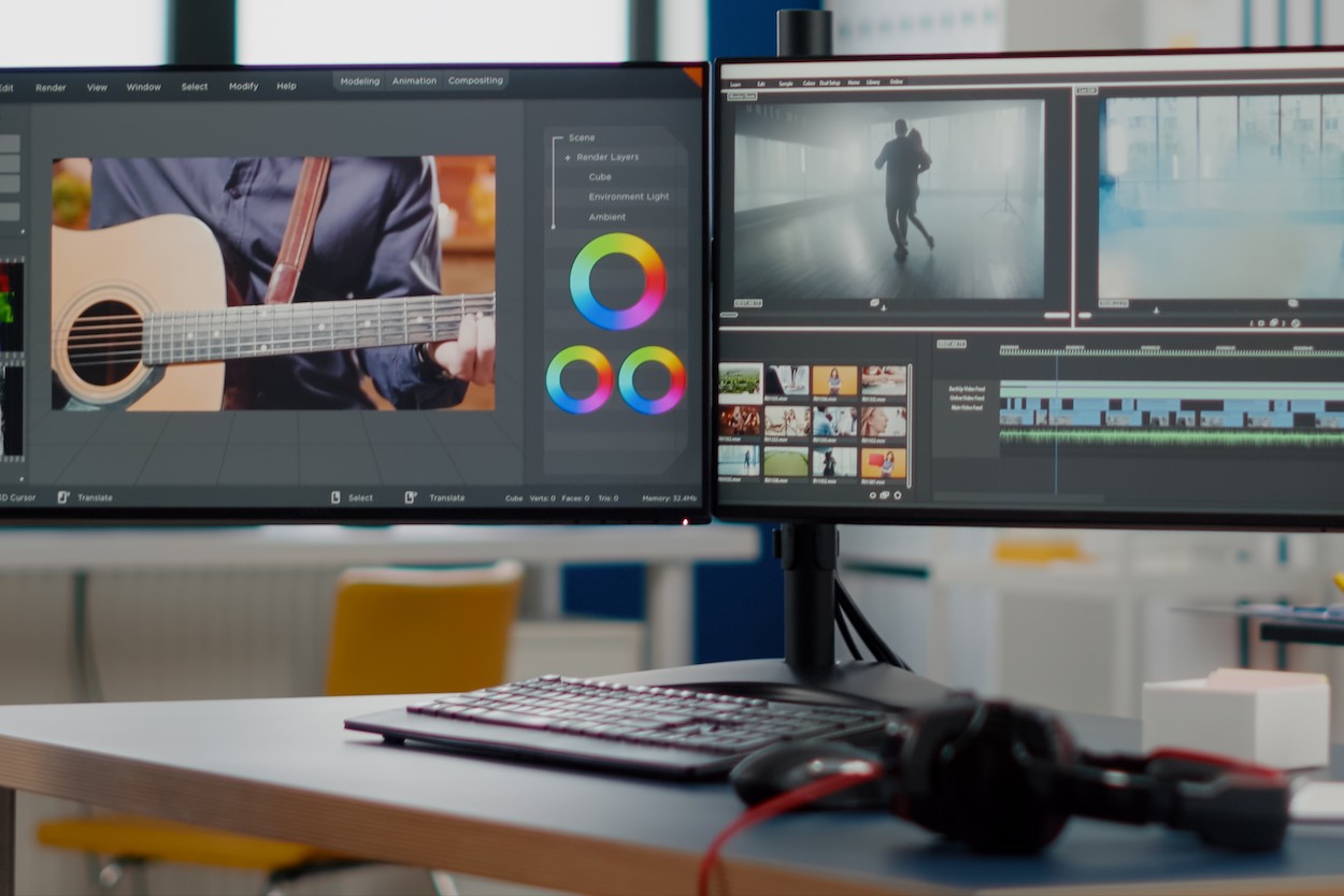 Eficiente edición de vídeo en doble pantalla de ordenador, aprovechando herramientas avanzadas para proyectos creativos de alta calidad.