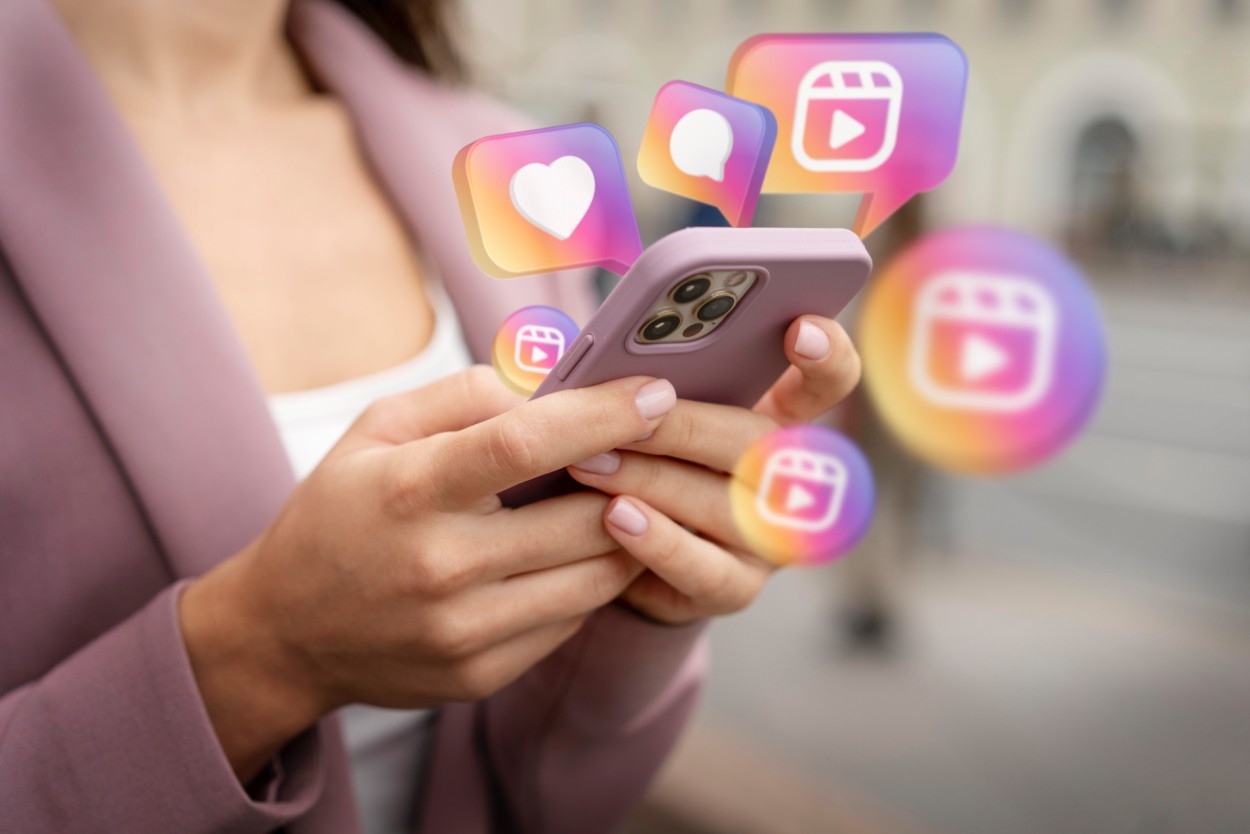 Exploración visual social: mujer joven navegando, con iconos de redes sociales, disfrutando vídeos para Instagram.